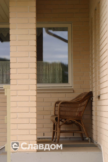 Двухэтажный дом с коричневой крышей с облицовкой кирпичом Terca Kuura гладкий