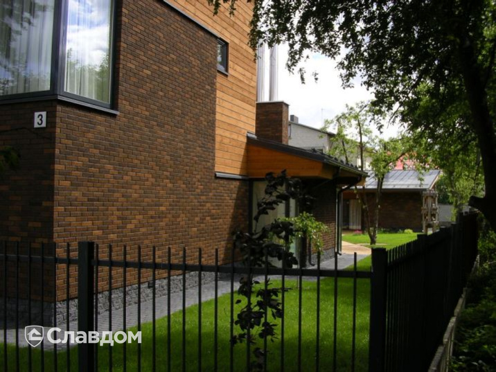 Двухэтажный дом с облицовкой кирпичом Terca Terra шероховатый