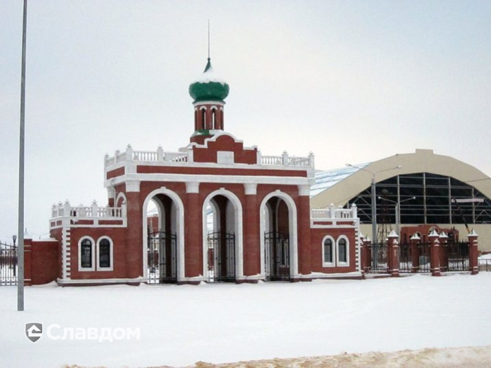 Главный вход в Воскресенский парк г.Йошкар-Ола с облицовкой кирпичом КС-Керамик 1НФ Красный гладкий
