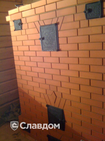 Печь в бревенчатом доме с облицовкой полнотелым кирпичом КС-Керамик Красный