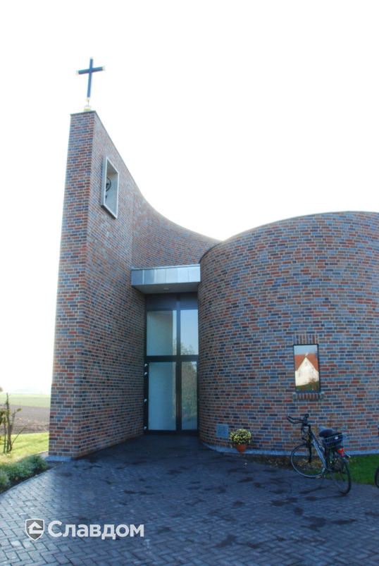 Часовня Wegekapelle Muschen с облицовкой кирпичом Feldhaus Klinker 661 sintra lava maris