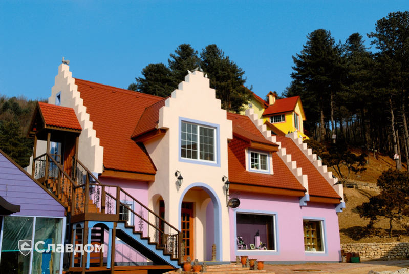 Оригинальный дизайн дома с крышей из черепицы Creaton Biber Klassik Kupferrot engobiert