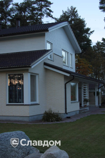 Жилой дом с черной крышей с облицовкой кирпичом Terca Kuura гладкий