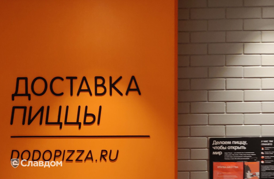 Интерьер ресторана "ДОДО Пицца" с использованием плитки Uniceramix
