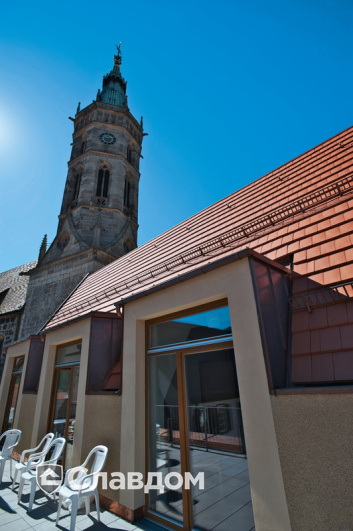 Здание церкви с крышей из черепицы Creaton Domino Naturrot