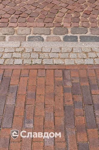 Пешеходная дорожка с применением брусчатки MUHR 04S Rotbraun-bunt special
