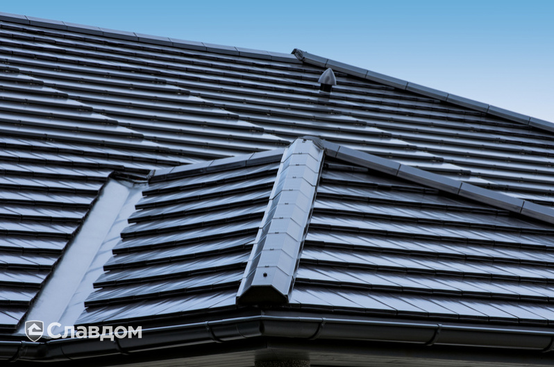 Крыша частного дома из черепицы Creaton Domino Schwarz Glasiert