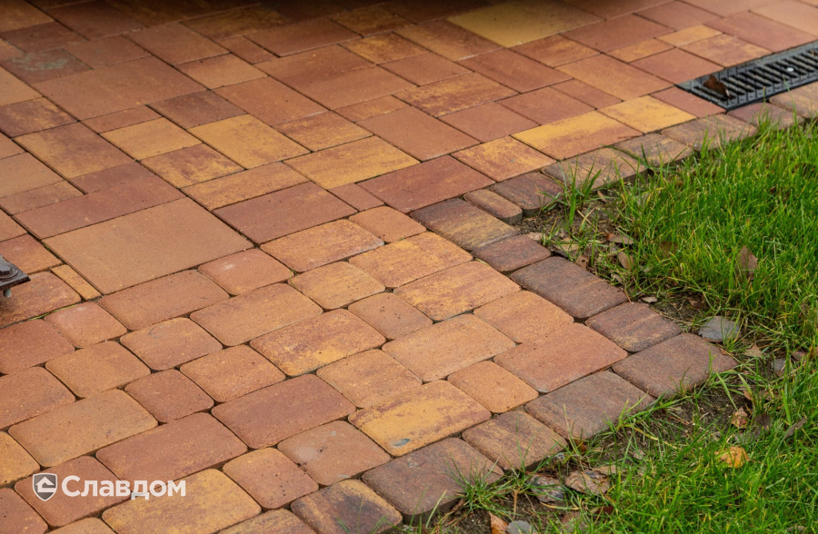 Частный дом в Ленинградской области с мощением плиткой Braer Классико