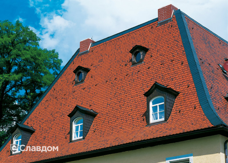 Частный двухэтажный дом с крышей из черепицы Creaton Biber Klassik Naturrot