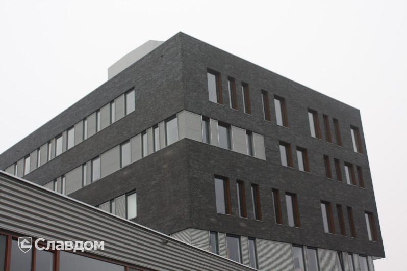 Бизнес центр с облицовкой кирпичом Terca Rinko Falls