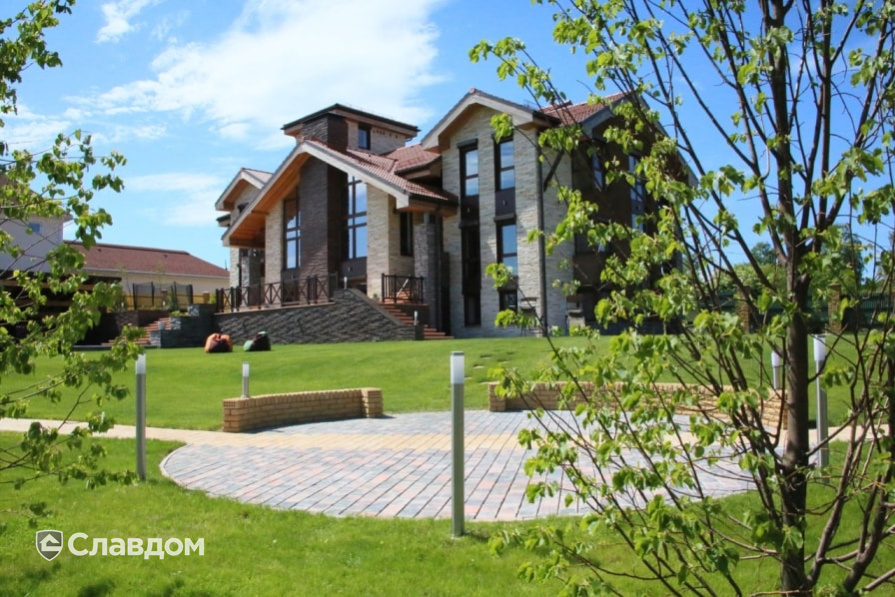 Загородный дом с крышей из черепицы BRAAS