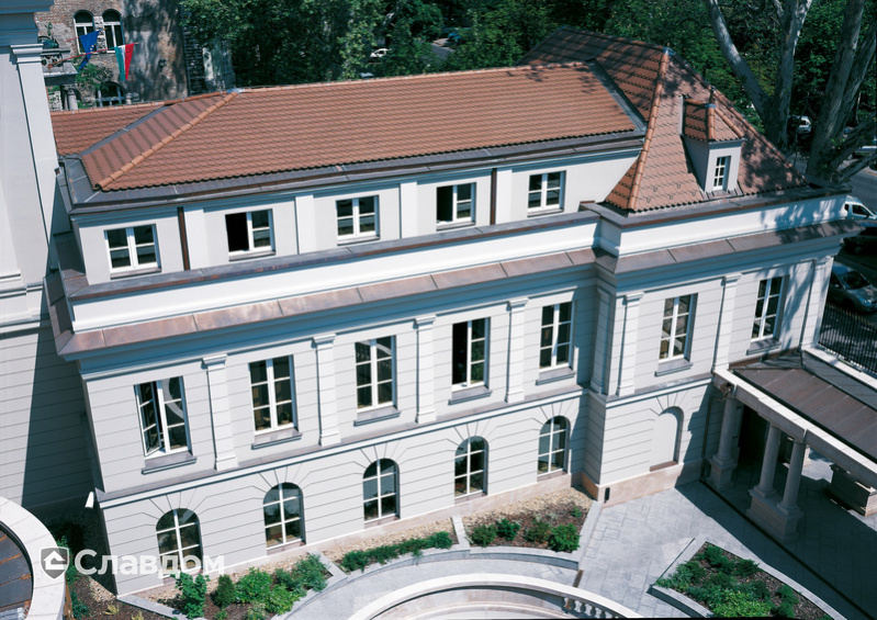 Жилой дом с черепицей Creaton Biber Klassik Braun Engobiert. Многоскатная кровля.