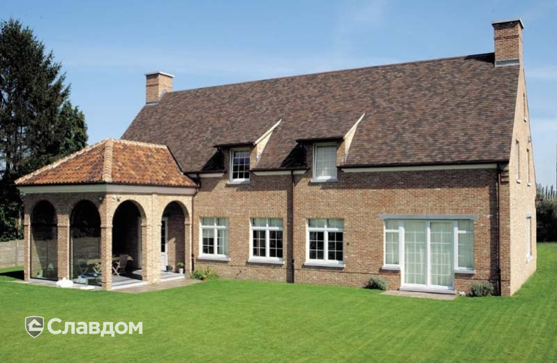 Загородный частный дом с применением керамической черепицы Koramic Patrimony Handcrafted Plain Tile Kent Red, Vineyard Black, Lichen Green