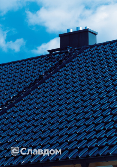 Жилой дом с крышей из черепицы Creaton Futura Dunkelblau и солнечными батареями