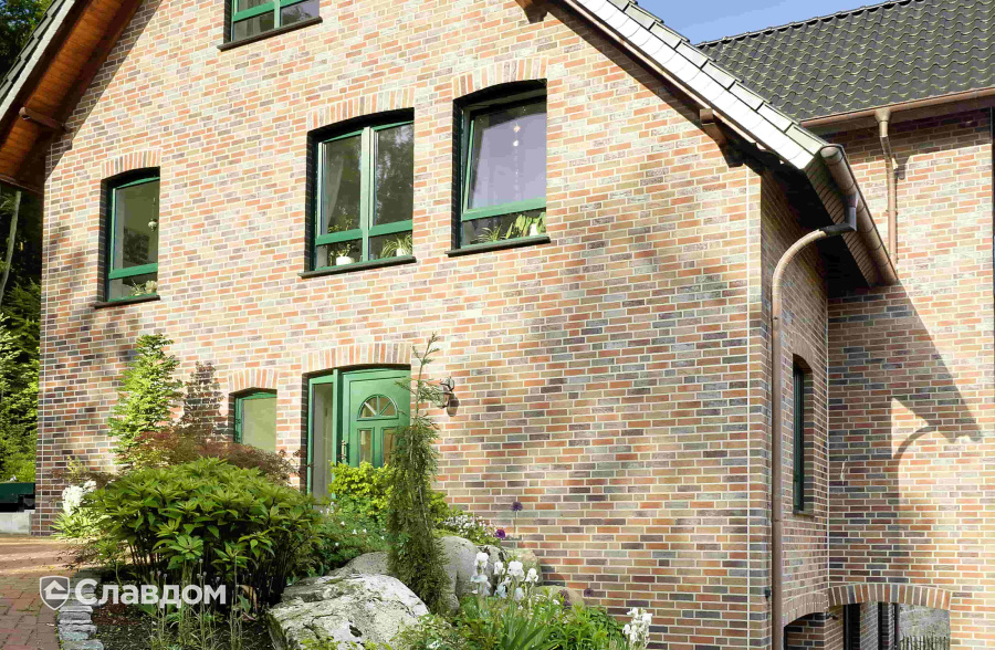 Загородный дом с облицовкой кирпичом Feldhaus Klinker 661 sintra lava maris