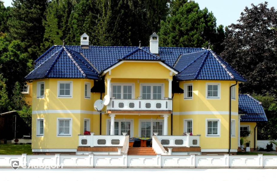 Частный дом с черепицей TONDACH Sulm 32-темно-синий глазурь