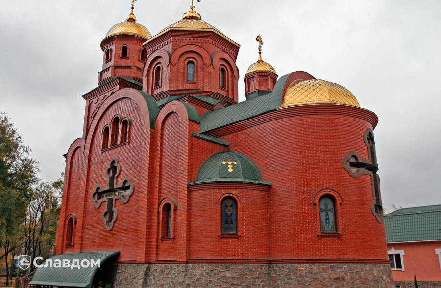 Церковь с облицовкой из кирпича Керамейя рубин