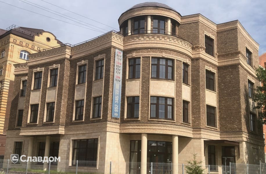 Бизнес-центр в Тобольске с облицовкой кирпичами Богандинский КЗ Крюйс и Вейсбах