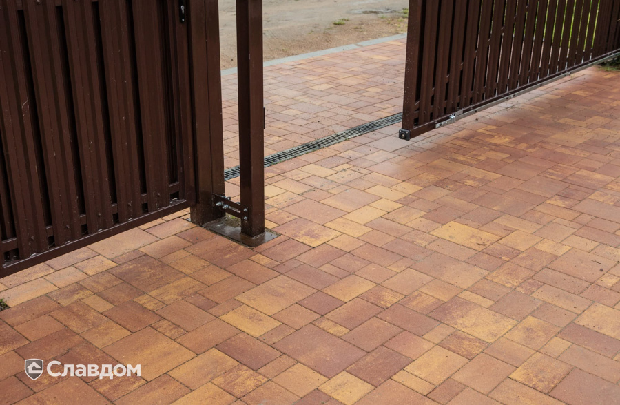 Частный дом в Ленинградской области с мощением плиткой Braer Классико