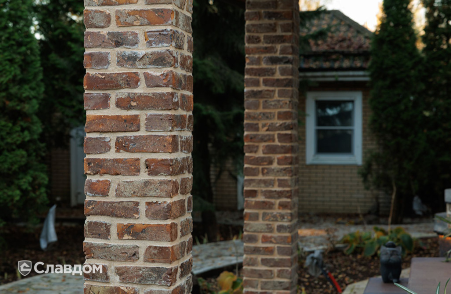 Частный дом с облицовкой кирпичом ручной формовки Сафоново Клинкер №9