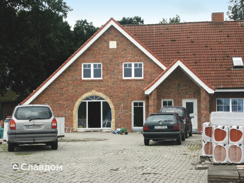 Коттедж с мансардой с облицовкой из кирпича Terca Kastanjebruin и красной черепицей