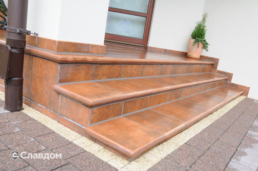 Крыльцо частного дома с применением клинкерной плитки и ступеней Gres Aragon Mytho Rubino