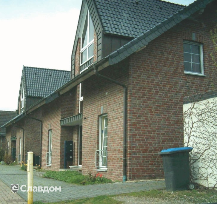 Таунхаус с облицовкой кирпичом Terca Paarsblauw