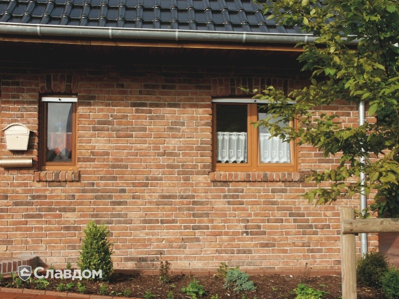 Одноэтажный коттедж с мансардой с облицовкой из кирпича Terca Kastanjebruin