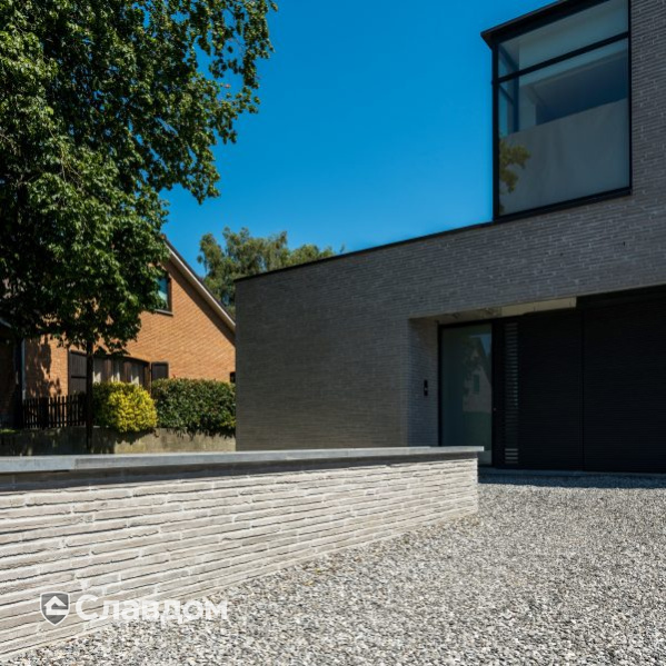 Частный дом в Бесонрье с облицовкой кирпичом Terca Polaris Wasserstrich Spezial Grijs