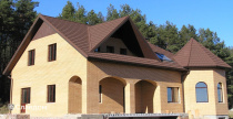 Частный коттедж с покрытием крыши из композитной черепицы METROTILE МетроБонд кофе