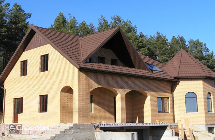 Частный коттедж с покрытием крыши из композитной черепицы METROTILE МетроБонд кофе