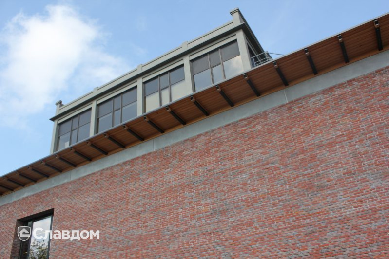 Офис в Мускроне с облицовкой кирпичом Terca Paarsblauw