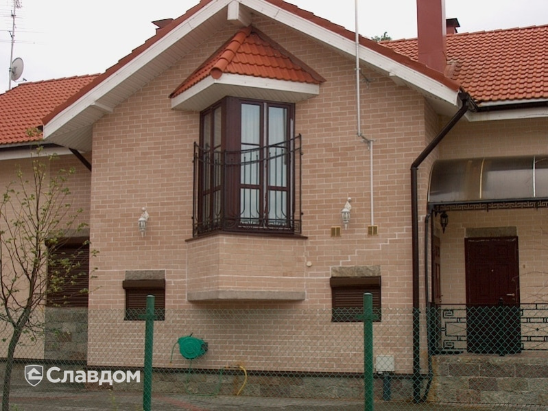 Частный дом с облицовкой кирпичом Terca Hilla каре