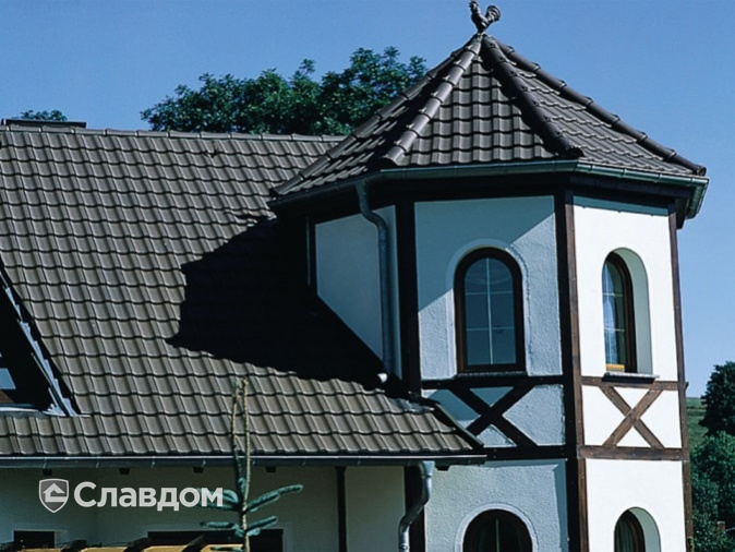 Жилой дом с черепицей Braas Топаз 13V тик коричневый глазурь