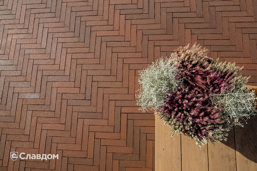 Территория частного дома с применением брусчатки Penter Baltic Klinker Pavers Nuance STT65