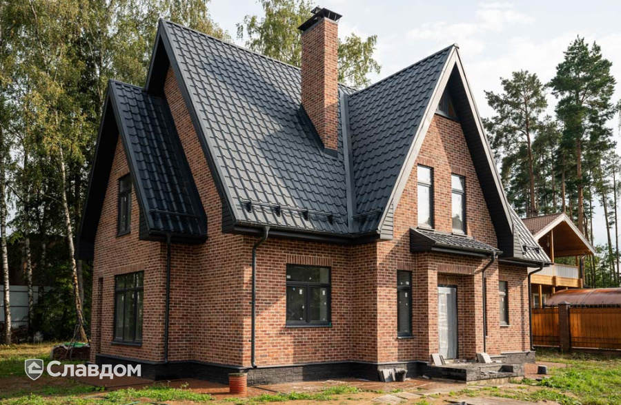 Двухэтажный жилой дом в Московский области с облицовкой кирпичом Terca Morado