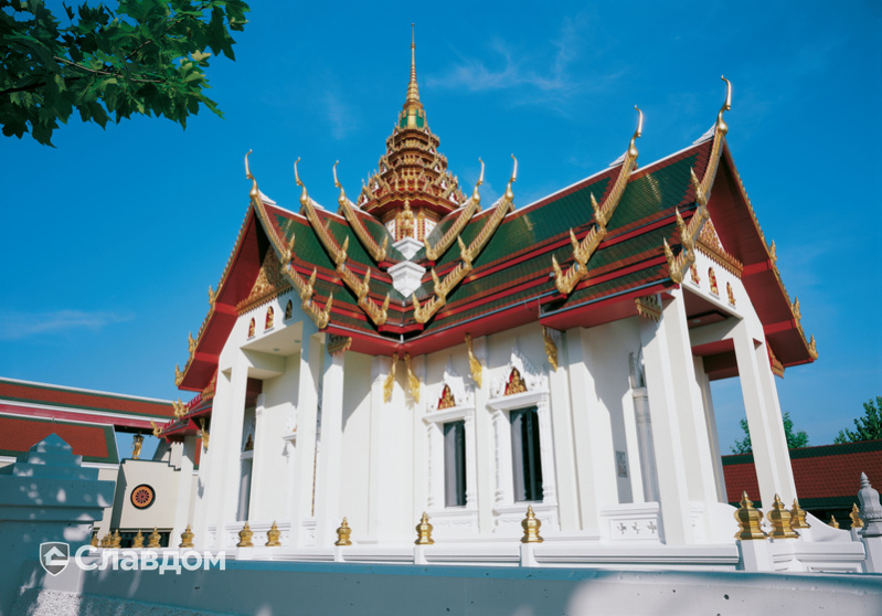 Буддийский храм с крышей Creaton Biber Klassik Weinrot Glasiert и Grun Glasiert