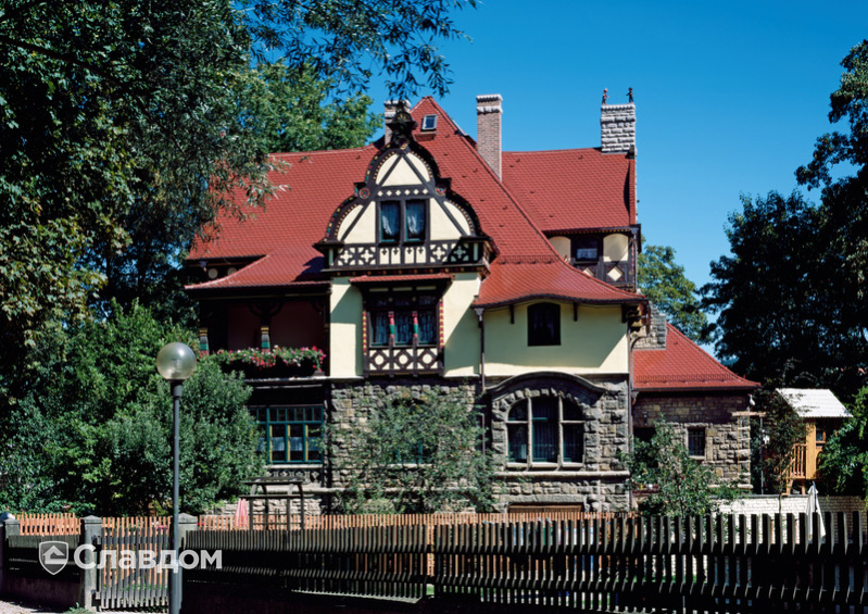 Замок с крышей из черепицы Creaton Biber Klassik Rot Glasiert