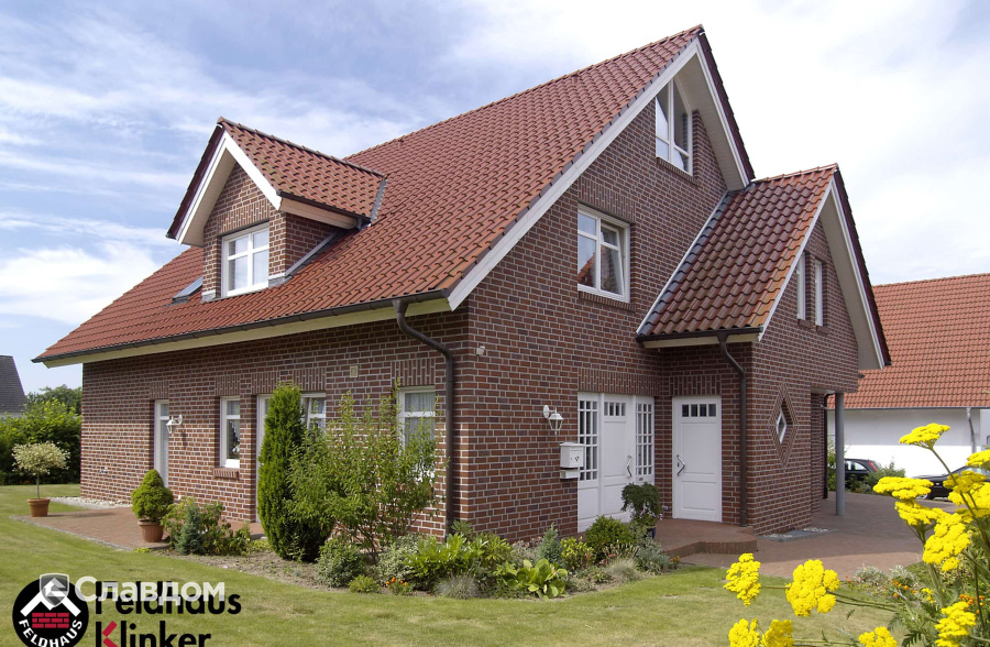 Частный дом с облицовкой кирпичом Feldhaus Kiinker 335 carmesi antic mana