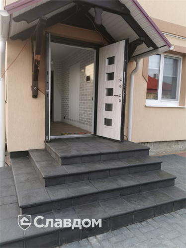 Крыльцо частного дома с применением клинкерной плитки и ступеней Gres Aragon Orion Antracita