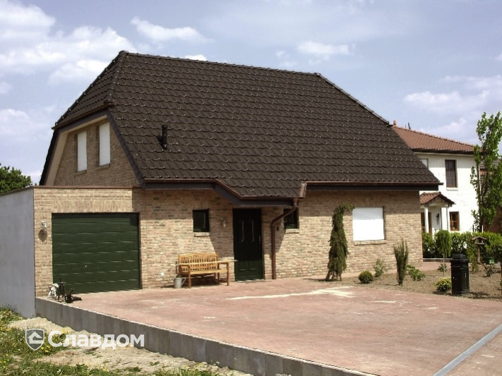 Коттедж с применением керамической черепицы Koramic Alegra 9 Brown Engobe (Польша)