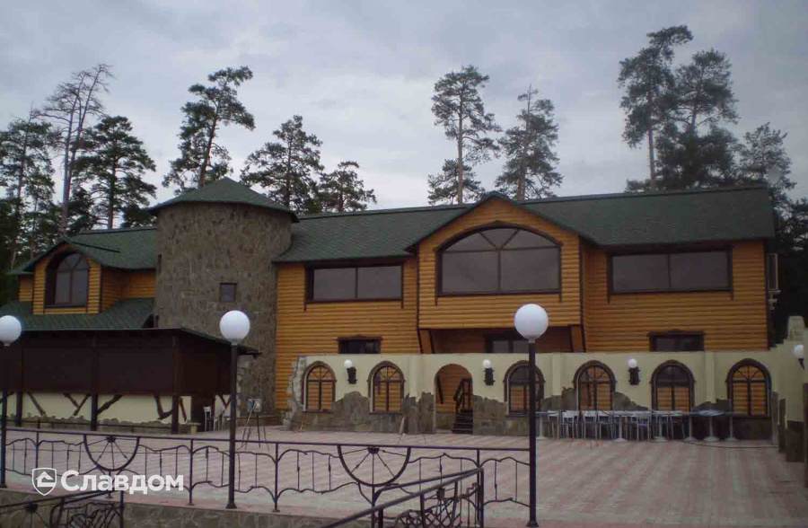 Ресторан с применением мягкой кровли TEGOLA Нордик Зеленый с отливом