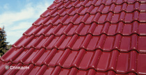Частный дом с крышей из черепицы Creaton Futura Weinrot Glasiert