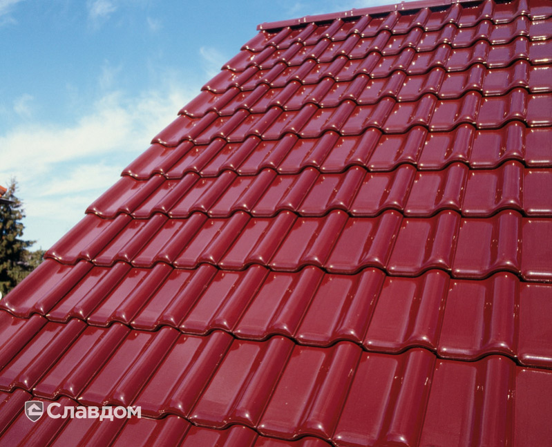 Частный дом с крышей из черепицы Creaton Futura Weinrot Glasiert