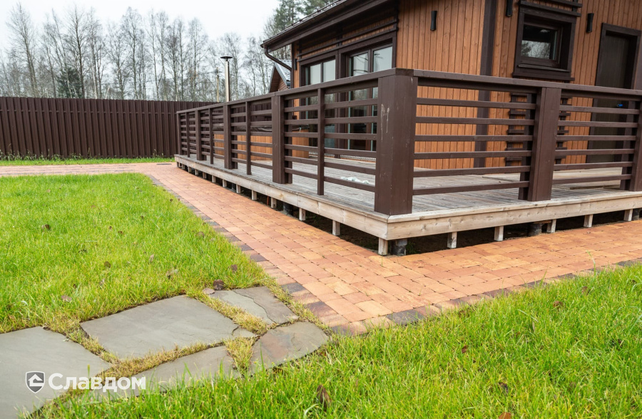 Частный дом в Ленинградской области с мощением плиткой Braer Классико