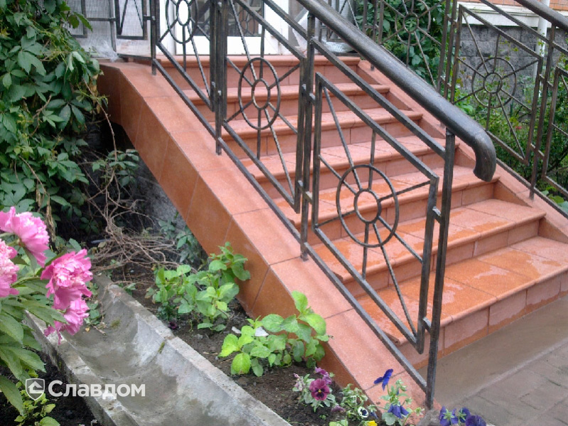 Лестница частного дома со ступенями Stroeher Roccia 841 rosso