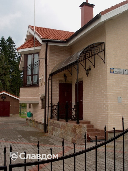 Частный дом с облицовкой кирпичом Terca Hilla каре