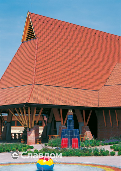 Комплекс с бассейном с крышей из черепицы Creaton Biber Klassik Naturrot