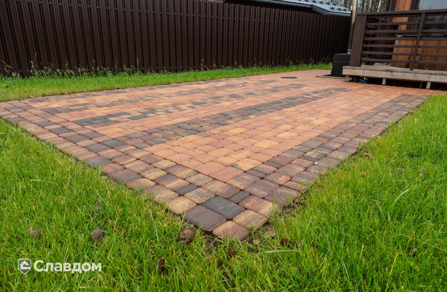 Частный дом в Ленинградской области с мощением плиткой Braer Классико