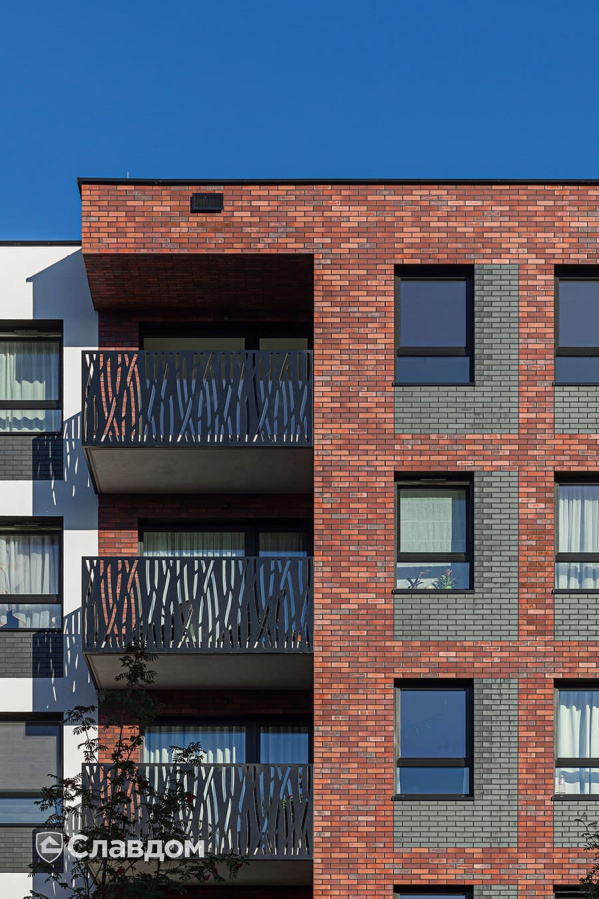 Многоэтажный жилой дом с облицовкой фасадной клинкерной плиткой King Klinker Old Castle